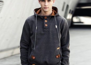 How to Wear T-shirts This Season